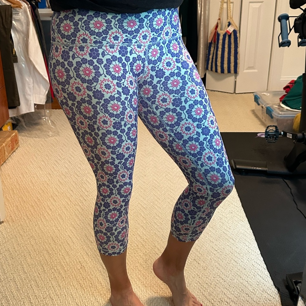 Floral Patterned Capri Leggings